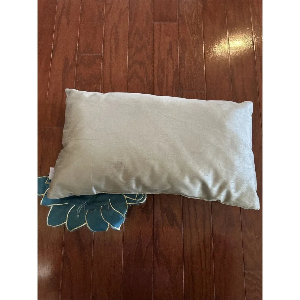 Thro Mario Lopez Peacock Lumbar 9